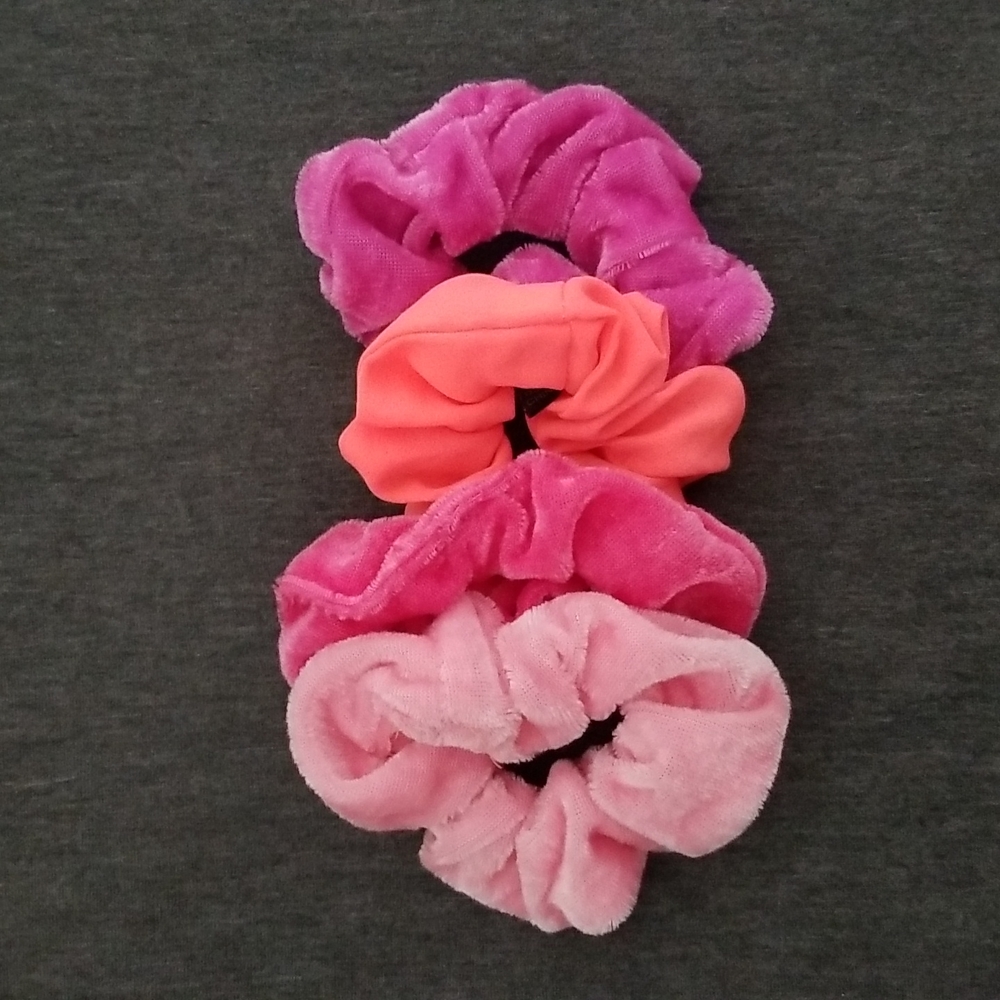 4 pink hair ties